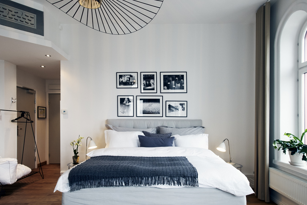 For choosing a luxury mattress in Singapore’s hot and humid climate, consider heat retention and hygiene. Opt for natural materials that are breathable and minimise pollutants. Duxiana stands out with its breathable hollow coil system, effective at expelling heat and using natural latex for comfort and antimicrobial properties. 